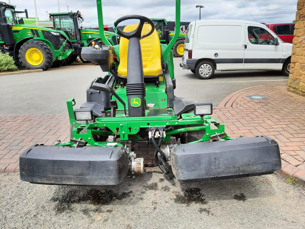 John Deere 2500E greens triple mower - Motofaucheuse: photos 2 John Deere 2500E greens triple mower - Motofaucheuse: photos 2