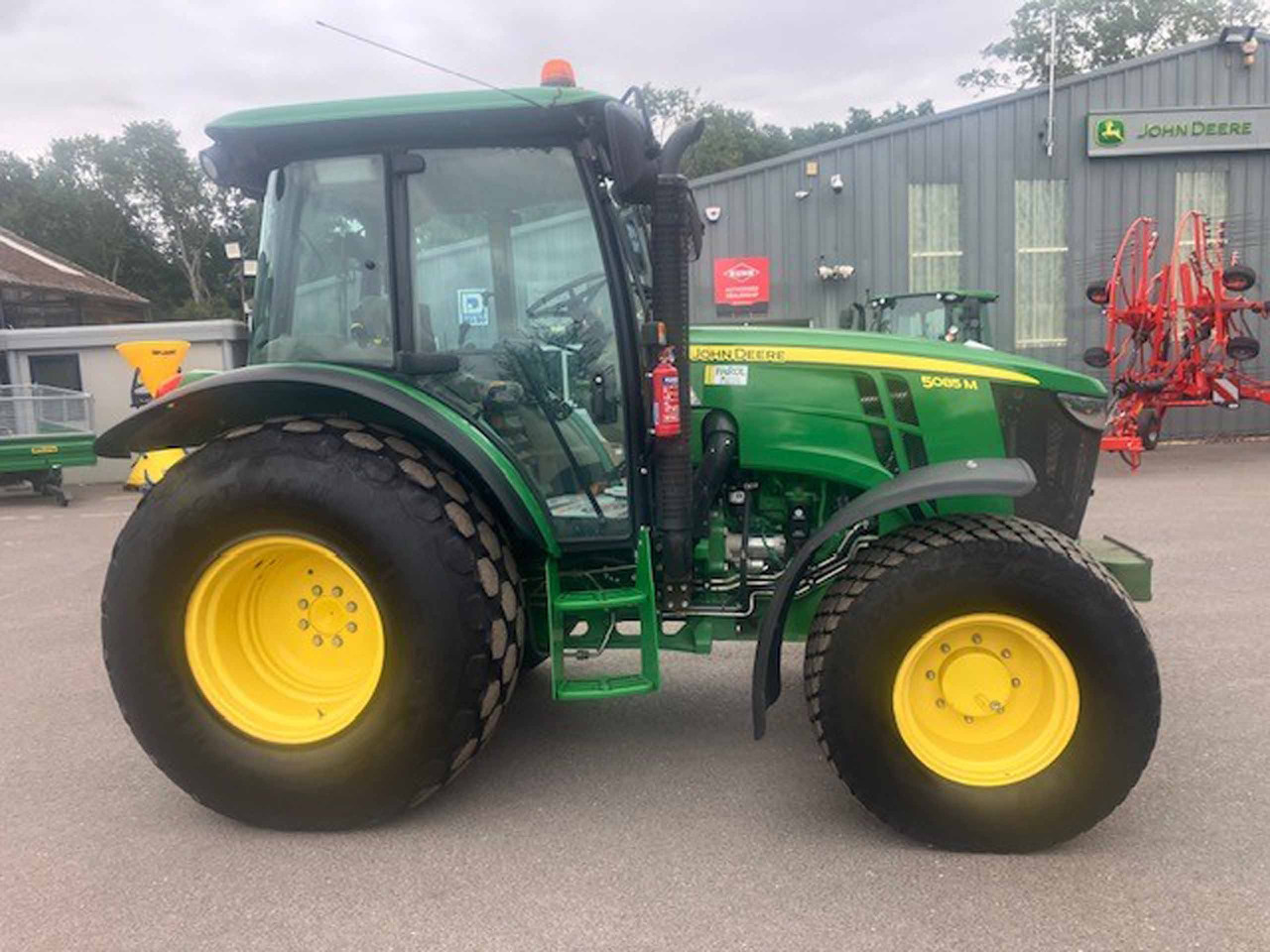 John Deere 5085M - Tracteur agricole: photos 5 John Deere 5085M - Tracteur agricole: photos 5