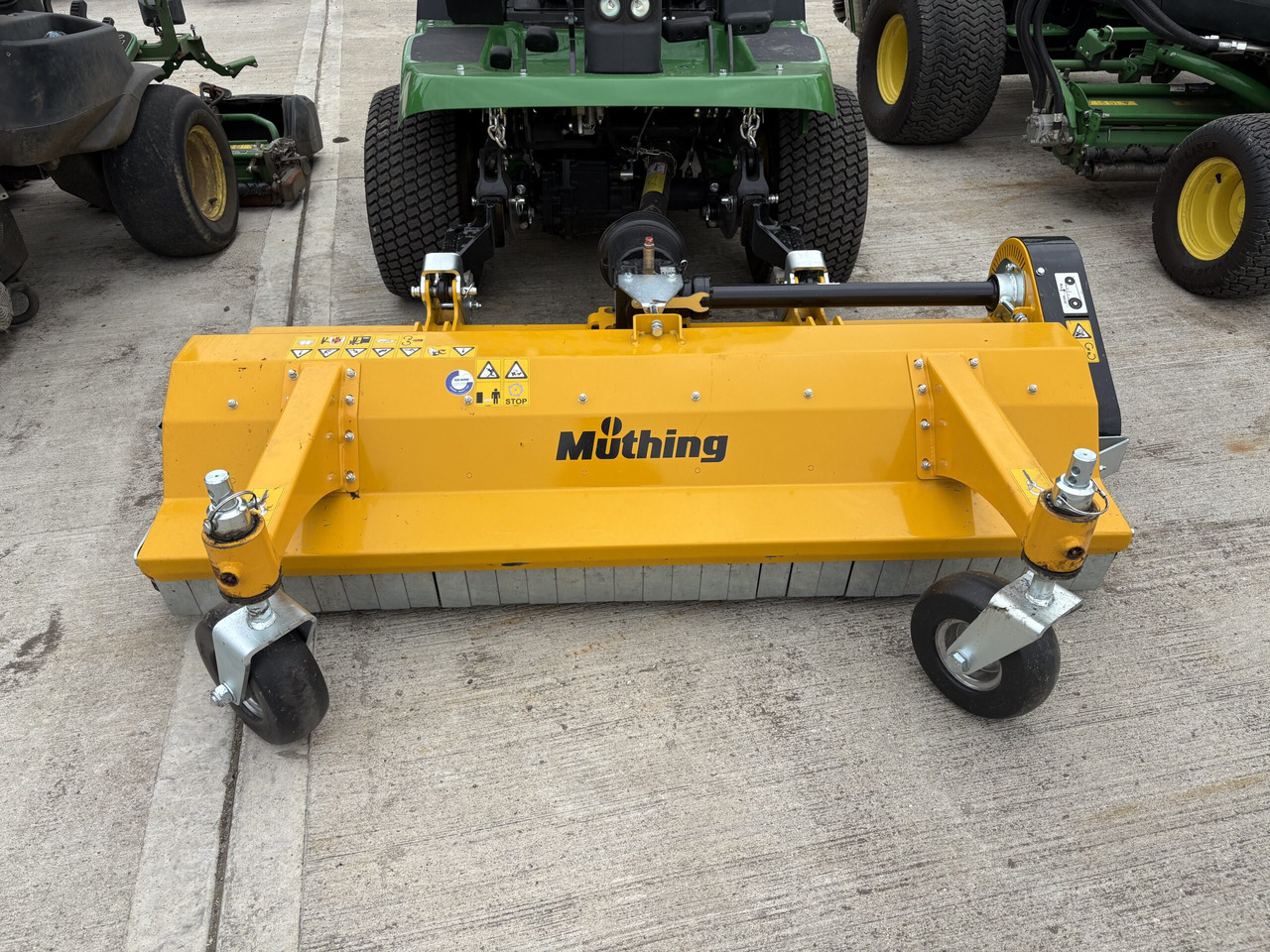 Muthing MU-FM160 JD Outfront Flail Mower Demo - Broyeur à axe horizontal: photos 1 Muthing MU-FM160 JD Outfront Flail Mower Demo - Broyeur à axe horizontal: photos 1