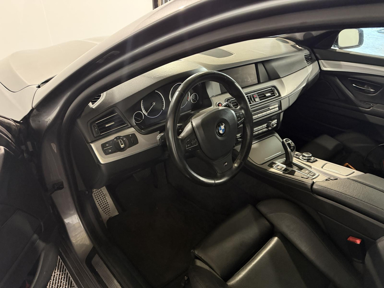 BMW | 5-serie | 520i High Executive | 2013 | 218.545 km | 46ZSF1 | Logisch - Berline: photos 4 BMW | 5-serie | 520i High Executive | 2013 | 218.545 km | 46ZSF1 | Logisch - Berline: photos 4