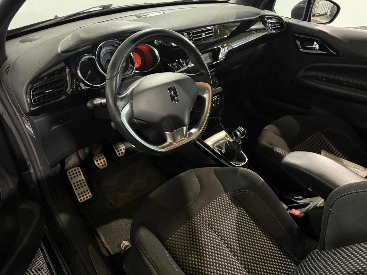 Citroen DS3 1.6 e-HDi So Chic | 2012 | 277.448 km | 14-XLR-7 - Voiture à hayon: photos 4 Citroen DS3 1.6 e-HDi So Chic | 2012 | 277.448 km | 14-XLR-7 - Voiture à hayon: photos 4