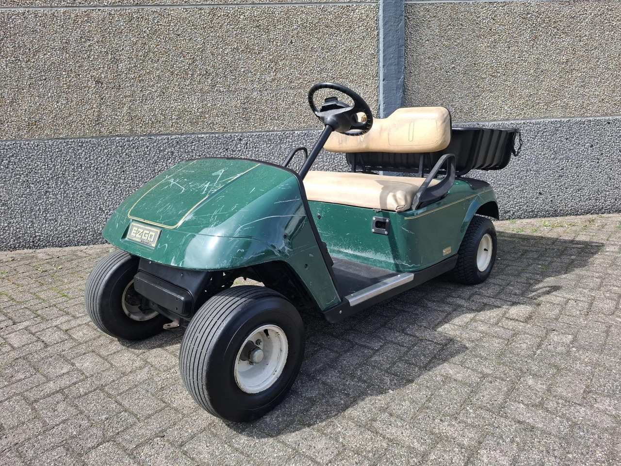 E-Z-GO TXT 2-Persoons Elektrische Golfkar met Open Laadbak - Voiturette de golf: photos 1 E-Z-GO TXT 2-Persoons Elektrische Golfkar met Open Laadbak - Voiturette de golf: photos 1