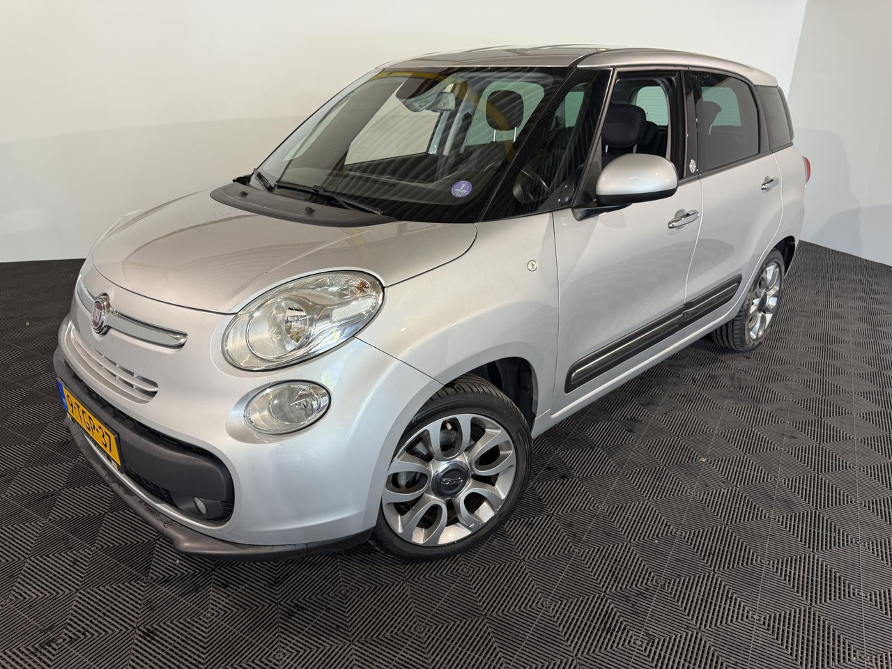 Fiat 500 L Living 0.9 TwinAir Lounge 7p. 9-TGP-37 172.608 km - Voiture: photos 1 Fiat 500 L Living 0.9 TwinAir Lounge 7p. 9-TGP-37 172.608 km - Voiture: photos 1