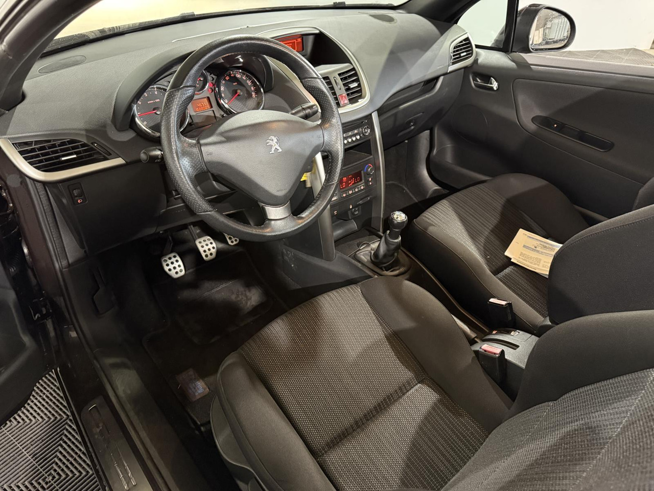 Peugeot 207 CC 1.6 VTI | 2012 | 168.808 km | H-824-FL - Voiture: photos 3 Peugeot 207 CC 1.6 VTI | 2012 | 168.808 km | H-824-FL - Voiture: photos 3