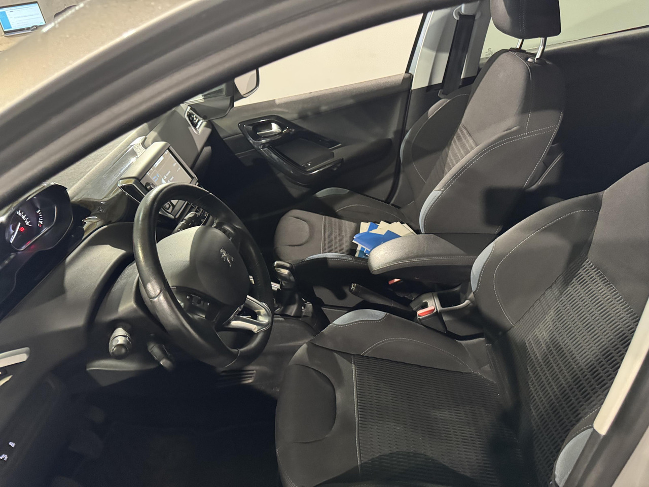 Peugeot 208 1.2 VTi Allure | 2013 | 160.154 km | 8-SRK-06 - Voiture à hayon: photos 5 Peugeot 208 1.2 VTi Allure | 2013 | 160.154 km | 8-SRK-06 - Voiture à hayon: photos 5