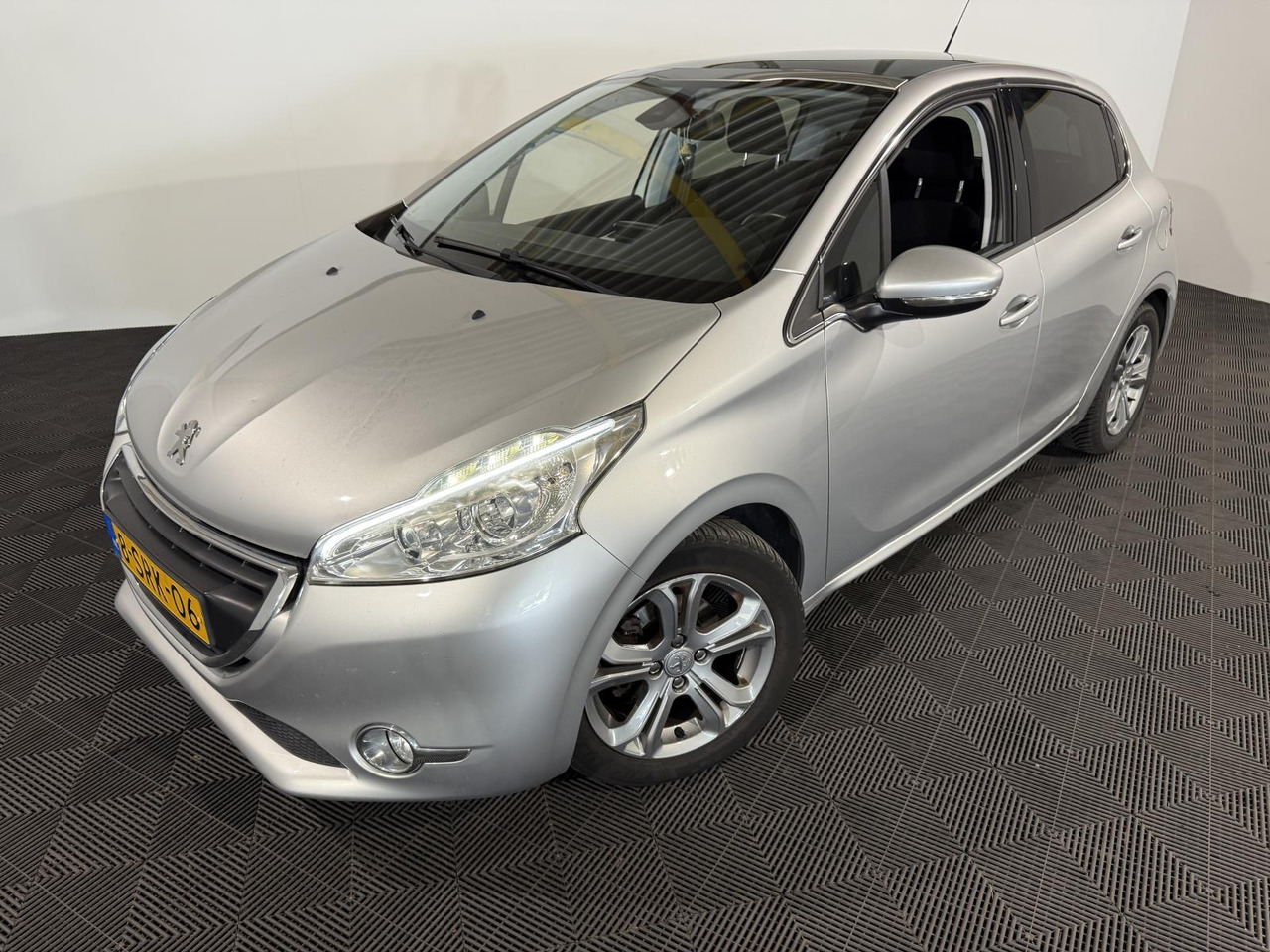 Peugeot 208 1.2 VTi Allure | 2013 | 160.154 km | 8-SRK-06 - Voiture à hayon: photos 1 Peugeot 208 1.2 VTi Allure | 2013 | 160.154 km | 8-SRK-06 - Voiture à hayon: photos 1