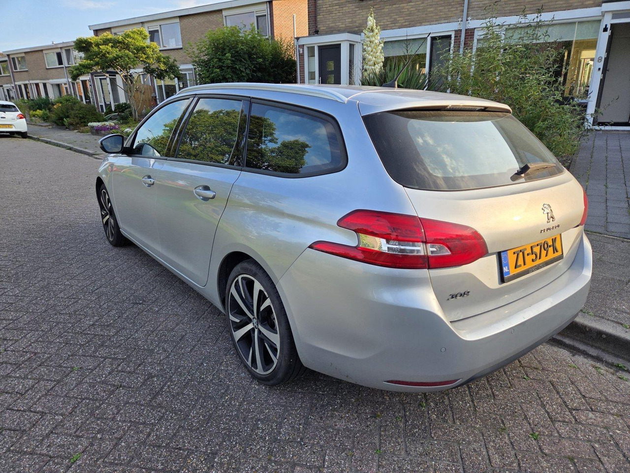 Peugeot 308 1.2 PureTech Allure ZT-579-K 236.408 - Voiture: photos 2 Peugeot 308 1.2 PureTech Allure ZT-579-K 236.408 - Voiture: photos 2
