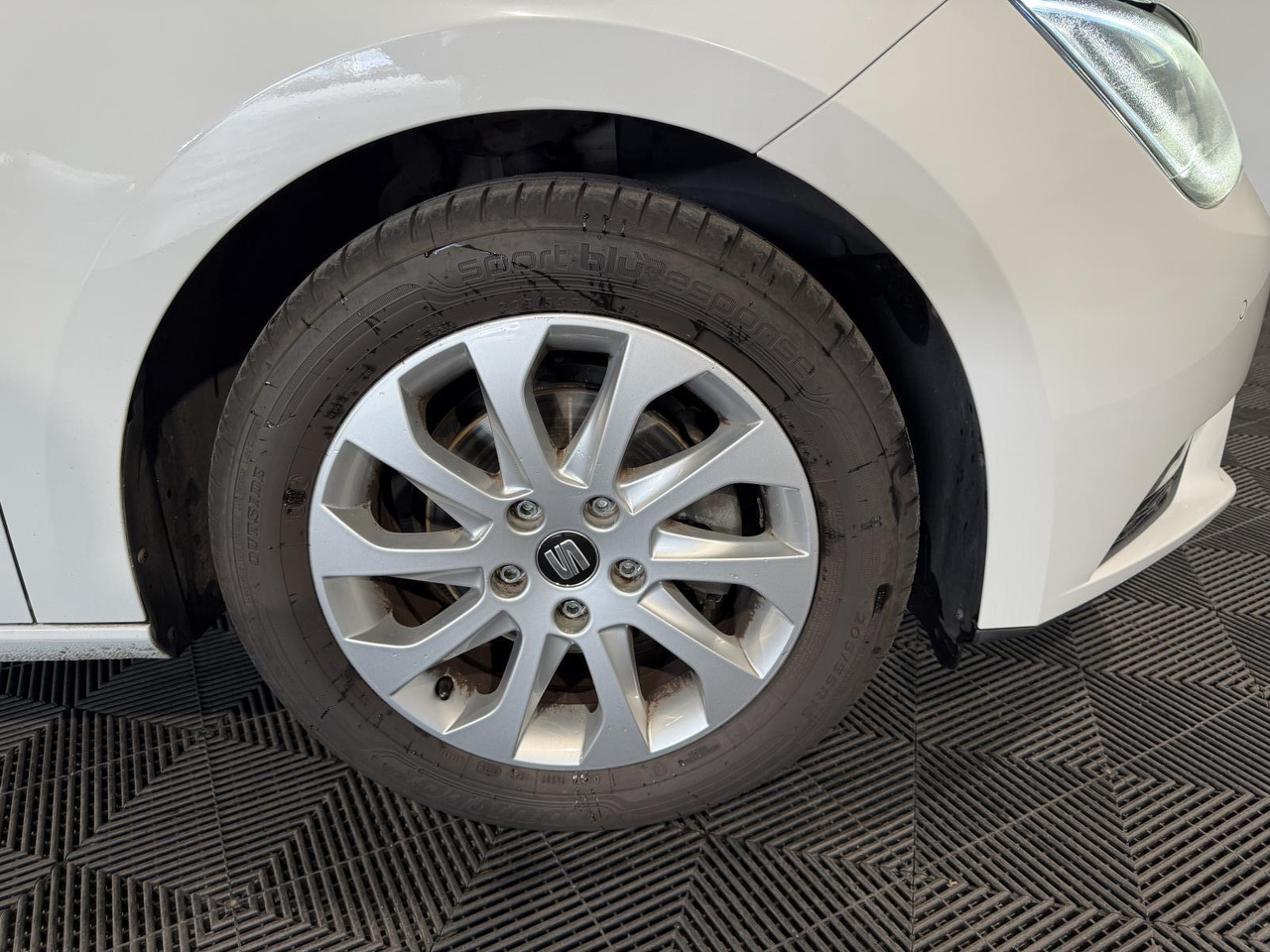 SEAT | Leon ST | 1.6 TDI Style Connect Ecomotive | 2015 | 284.524 km | HS187P | Logisch - Voiture: photos 5 SEAT | Leon ST | 1.6 TDI Style Connect Ecomotive | 2015 | 284.524 km | HS187P | Logisch - Voiture: photos 5