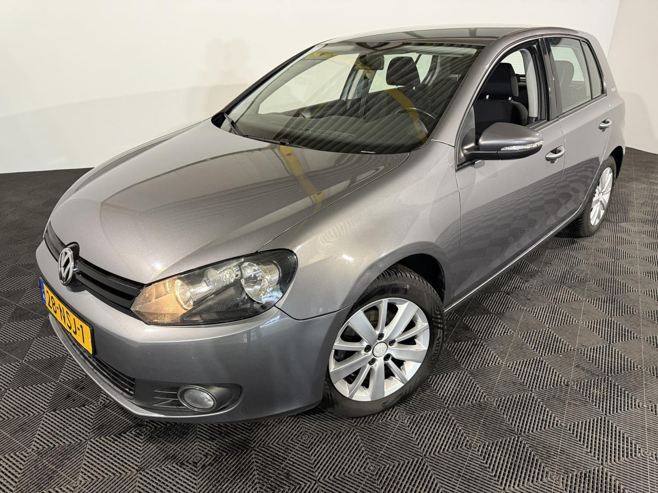 Volkswagen | Golf | 1.2 TSI Tour II BlueMotion | 2010 | 287.684 km | 28NSJ1 | Logisch - Voiture à hayon: photos 1 Volkswagen | Golf | 1.2 TSI Tour II BlueMotion | 2010 | 287.684 km | 28NSJ1 | Logisch - Voiture à hayon: photos 1