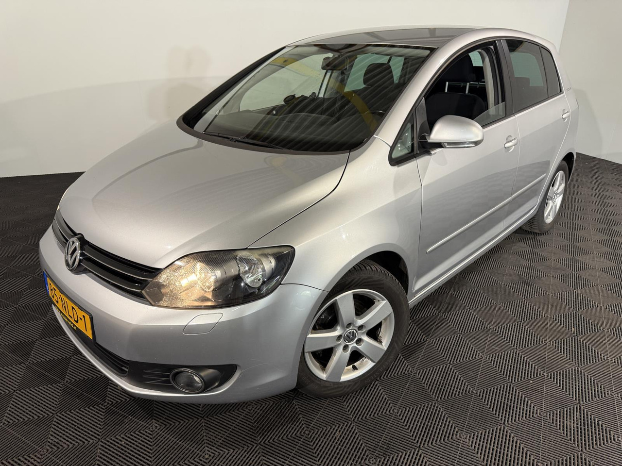 Volkswagen Golf Plus 1.2 TSI Tour II BlueMotion | 2010 | 184.829 km | 85-NLD-1 - Voiture: photos 1 Volkswagen Golf Plus 1.2 TSI Tour II BlueMotion | 2010 | 184.829 km | 85-NLD-1 - Voiture: photos 1