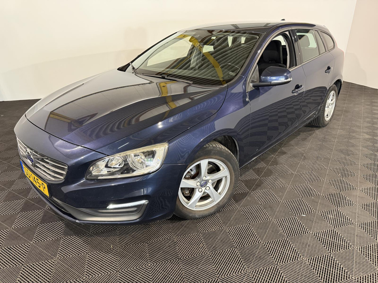 Volvo | V60 | 2.0 D4 Kinetic | 2015 | 300.854 km | GD145P | Logisch - Voiture: photos 1 Volvo | V60 | 2.0 D4 Kinetic | 2015 | 300.854 km | GD145P | Logisch - Voiture: photos 1