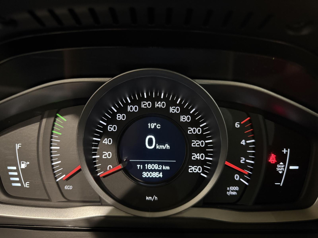 Volvo | V60 | 2.0 D4 Kinetic | 2015 | 300.854 km | GD145P | Logisch - Voiture: photos 4 Volvo | V60 | 2.0 D4 Kinetic | 2015 | 300.854 km | GD145P | Logisch - Voiture: photos 4