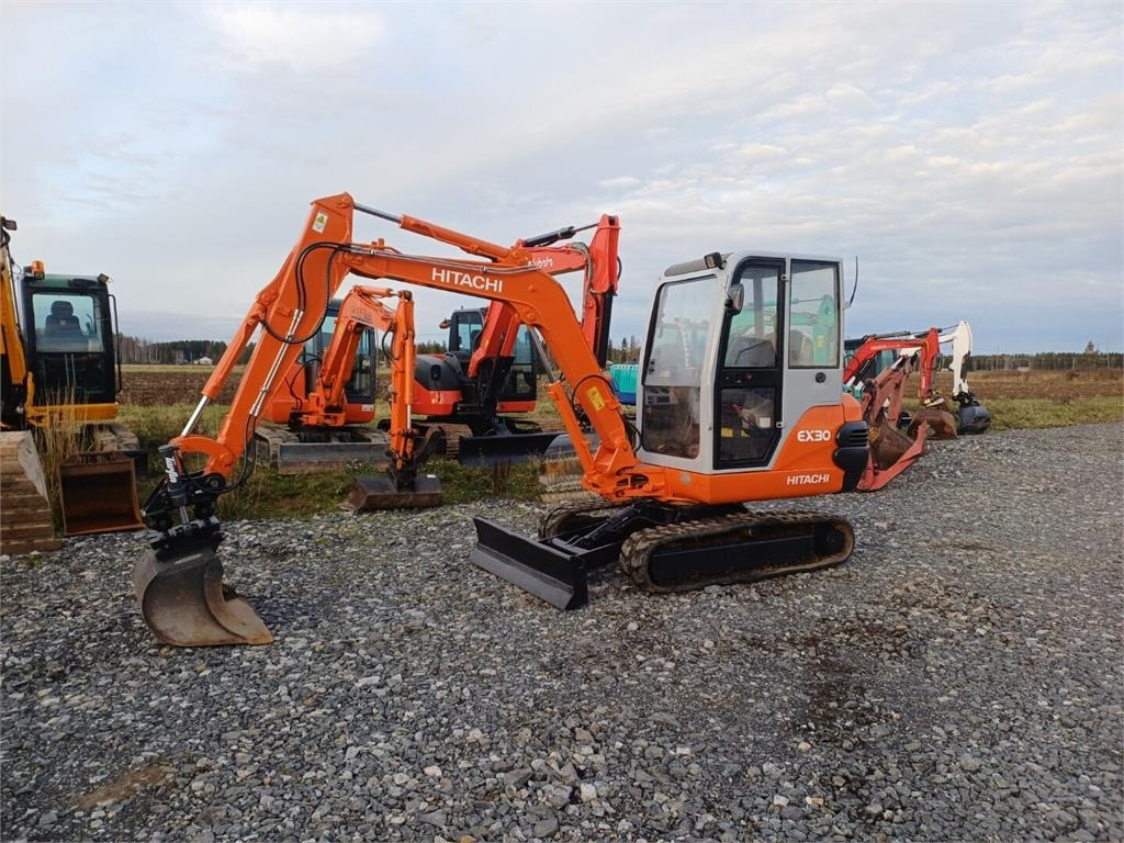 Hitachi EX30 Kallistuvalla liittimellä - Mini pelle: photos 1 Hitachi EX30 Kallistuvalla liittimellä - Mini pelle: photos 1