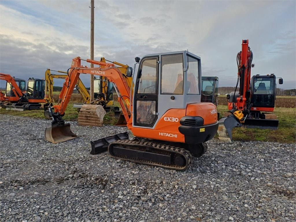 Hitachi EX30 Kallistuvalla liittimellä - Mini pelle: photos 3 Hitachi EX30 Kallistuvalla liittimellä - Mini pelle: photos 3
