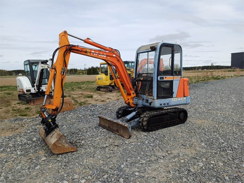 Pel-Job Volvo EB25.4 kallistuvalla liittimellä - Mini pelle: photos 1 Pel-Job Volvo EB25.4 kallistuvalla liittimellä - Mini pelle: photos 1