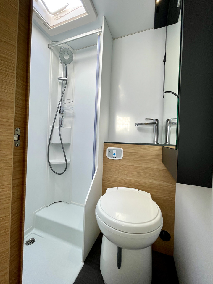 Adria Coral Xl 600 DP - Camping-car capucine: photos 5 Adria Coral Xl 600 DP - Camping-car capucine: photos 5