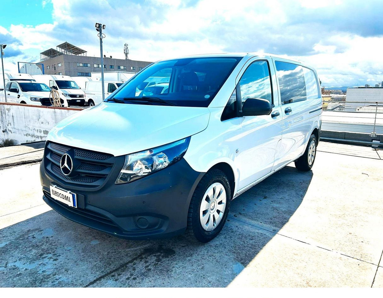 Mercedes Benz Vito Mixto Autocarro 6 posti - Utilitaire double cabine: photos 1 Mercedes Benz Vito Mixto Autocarro 6 posti - Utilitaire double cabine: photos 1
