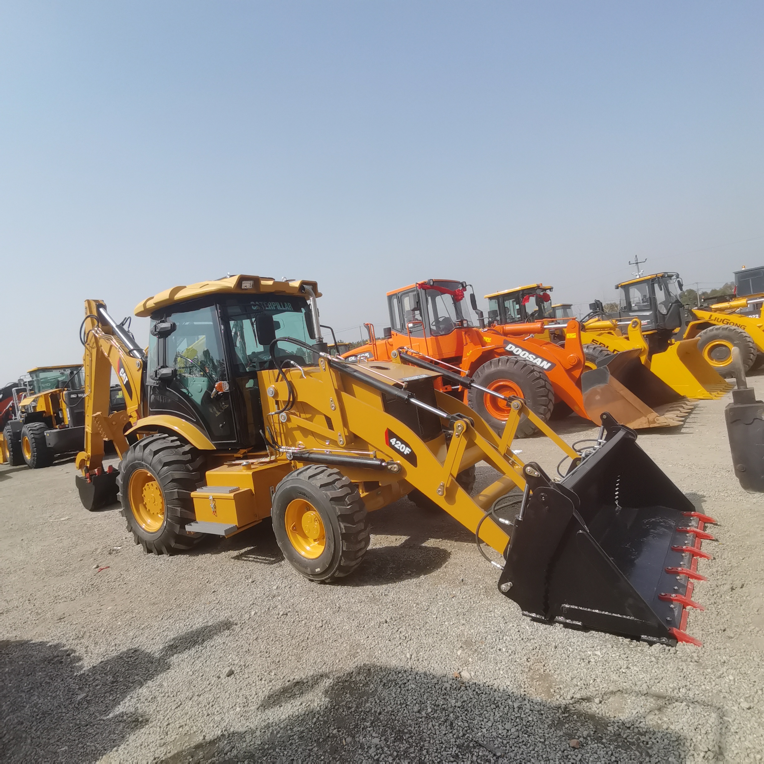 Tractopelle neuf CATERPILLAR 420F: photos 9