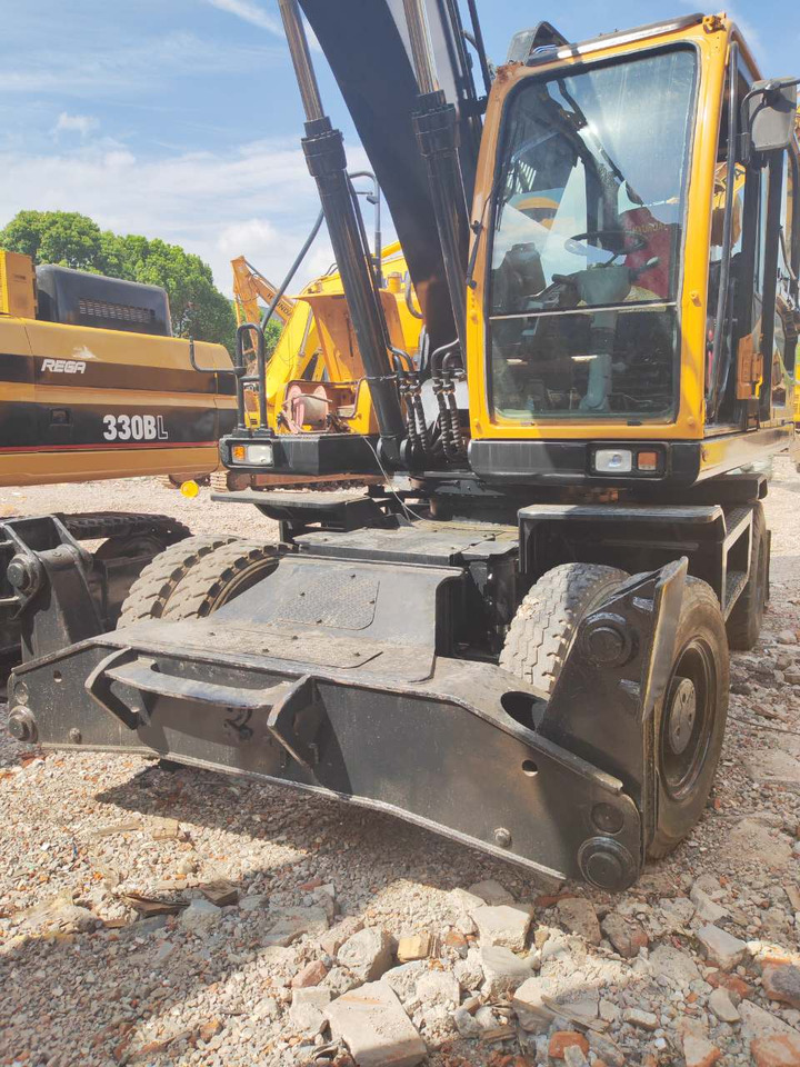 HYUNDAI R210W-9 - Pelle sur pneus: photos 5 HYUNDAI R210W-9 - Pelle sur pneus: photos 5