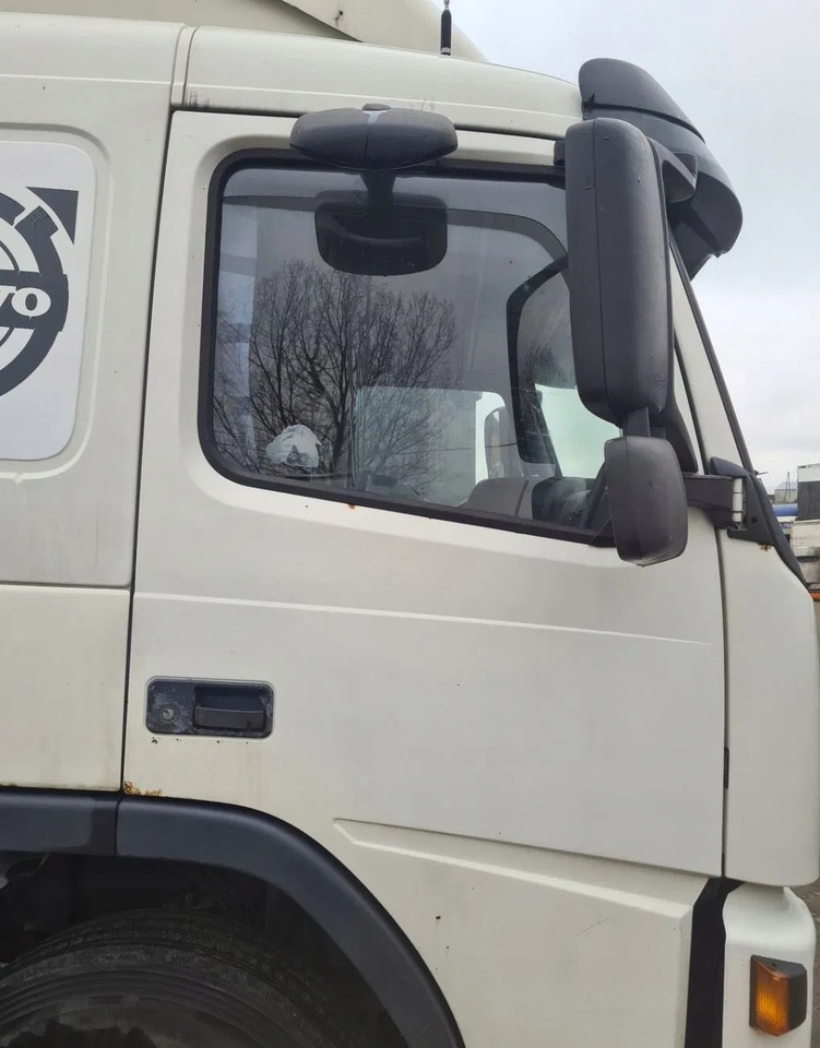 DRZWI KOMPLETNE PRAWE VOLVO FM 9 12 13 - Portière et pièces: photos 1 DRZWI KOMPLETNE PRAWE VOLVO FM 9 12 13 - Portière et pièces: photos 1