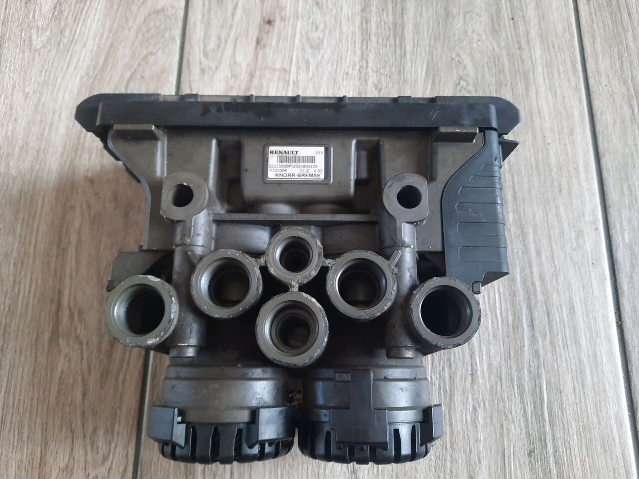KNORR-BREMSE ZAWÓR EBS TYLNY TYŁ RENAULT GAMA RANGE T RANGE - Valve de frein pour Camion: photos 1 KNORR-BREMSE ZAWÓR EBS TYLNY TYŁ RENAULT GAMA RANGE T RANGE - Valve de frein pour Camion: photos 1
