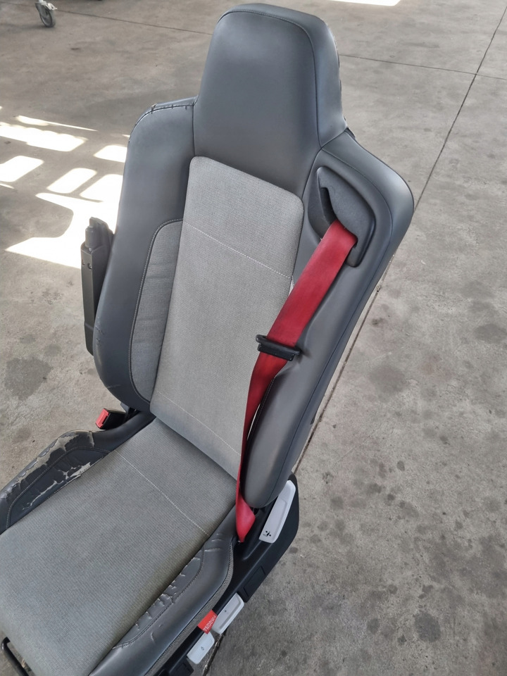 RENAULT FOTEL LEWY SIEDZENIE KIEROWCY RENAULT RANGE GAMA T C K - Siège pour Camion: photos 3 RENAULT FOTEL LEWY SIEDZENIE KIEROWCY RENAULT RANGE GAMA T C K - Siège pour Camion: photos 3