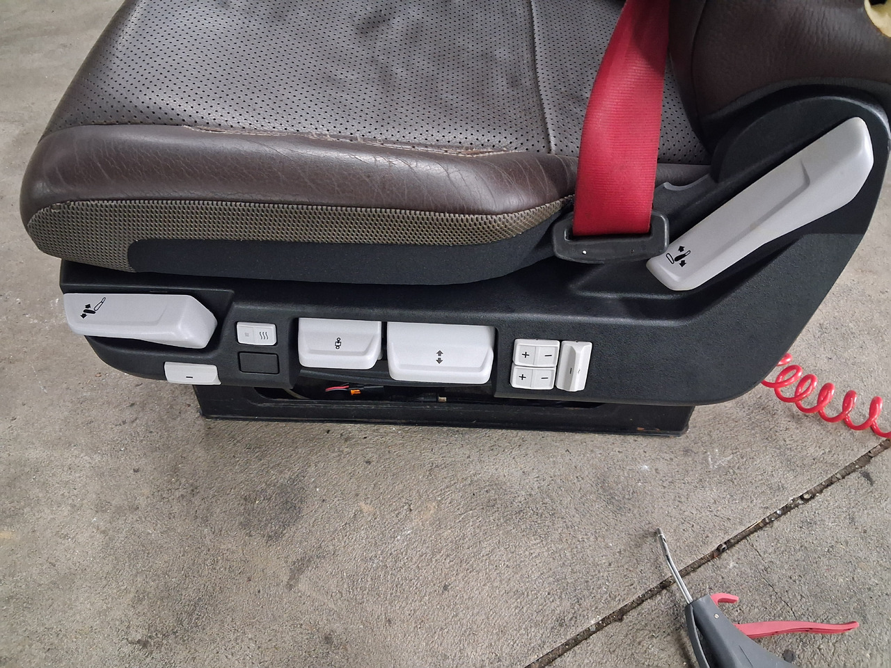 RENAULT FOTEL LEWY SIEDZENIE KIEROWCY SKÓRA PNEUMATYCZNY RENAULT RANGE GAMA T C K - Siège pour Camion: photos 3 RENAULT FOTEL LEWY SIEDZENIE KIEROWCY SKÓRA PNEUMATYCZNY RENAULT RANGE GAMA T C K - Siège pour Camion: photos 3