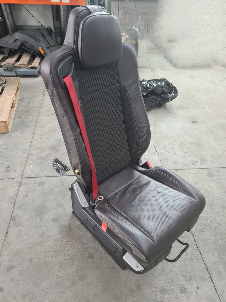 RENAULT FOTEL OBRACANY OBROTOWY SIEDZENIE PRAWE PASAŻERA SKÓRA RENAULT GAMA T C K - Siège pour Camion: photos 1 RENAULT FOTEL OBRACANY OBROTOWY SIEDZENIE PRAWE PASAŻERA SKÓRA RENAULT GAMA T C K - Siège pour Camion: photos 1