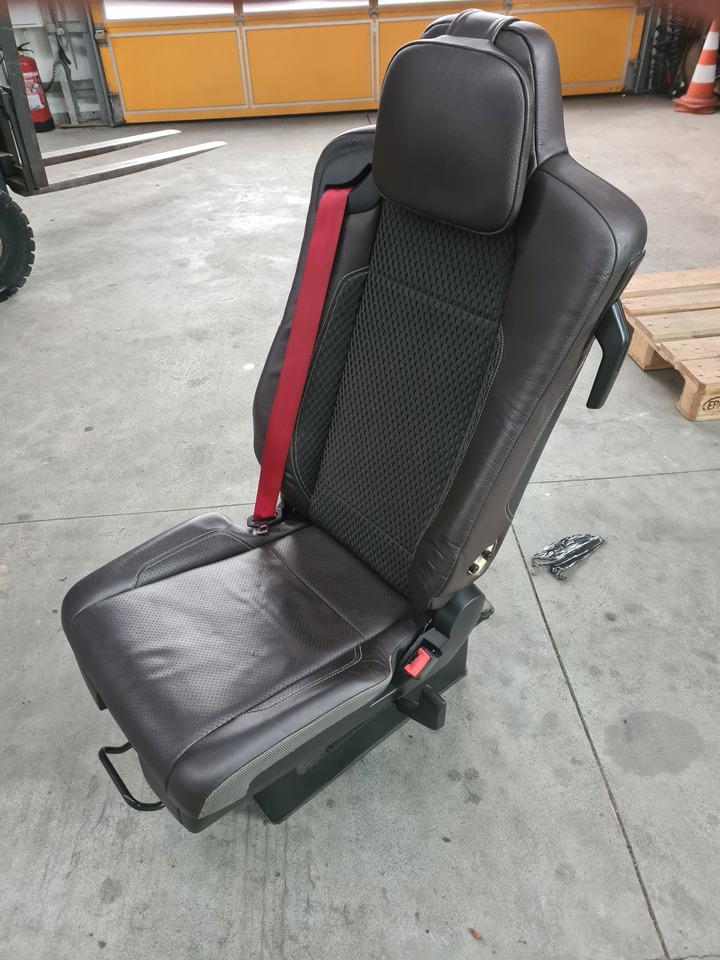 RENAULT FOTEL OBRACANY OBROTOWY SIEDZENIE PRAWE PASAŻERA SKÓRA RENAULT GAMA T C K - Siège pour Camion: photos 2 RENAULT FOTEL OBRACANY OBROTOWY SIEDZENIE PRAWE PASAŻERA SKÓRA RENAULT GAMA T C K - Siège pour Camion: photos 2