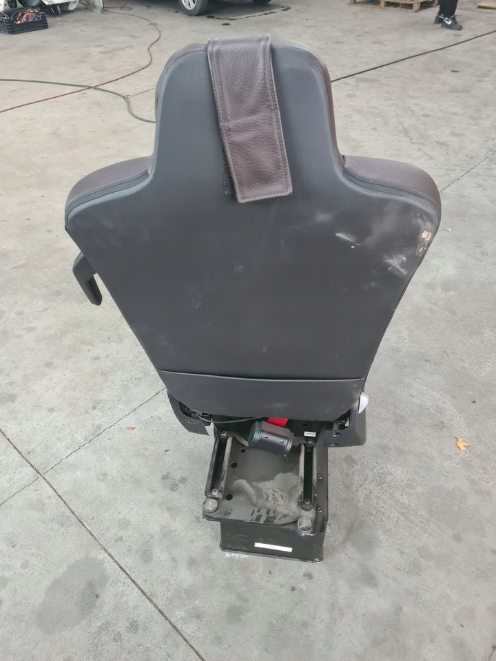 RENAULT FOTEL OBRACANY OBROTOWY SIEDZENIE PRAWE PASAŻERA SKÓRA RENAULT GAMA T C K - Siège pour Camion: photos 4 RENAULT FOTEL OBRACANY OBROTOWY SIEDZENIE PRAWE PASAŻERA SKÓRA RENAULT GAMA T C K - Siège pour Camion: photos 4