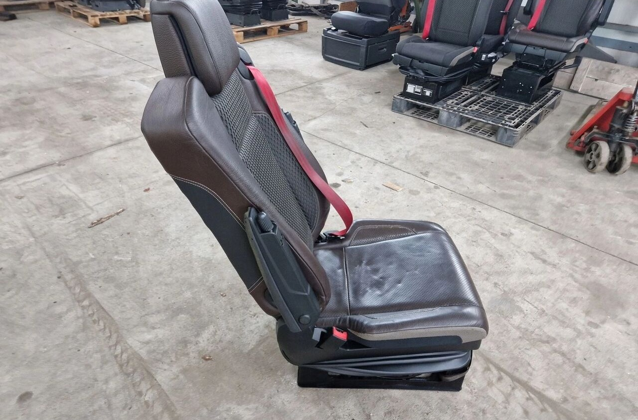 RENAULT FOTEL SIEDZENIE KIEROWCY SKÓRA RENAULT GAMA T C K - Siège pour Camion: photos 4 RENAULT FOTEL SIEDZENIE KIEROWCY SKÓRA RENAULT GAMA T C K - Siège pour Camion: photos 4