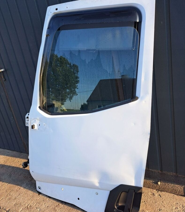 Renault GAMA T K C RANGE - Portière et pièces pour Camion: photos 1 Renault GAMA T K C RANGE - Portière et pièces pour Camion: photos 1