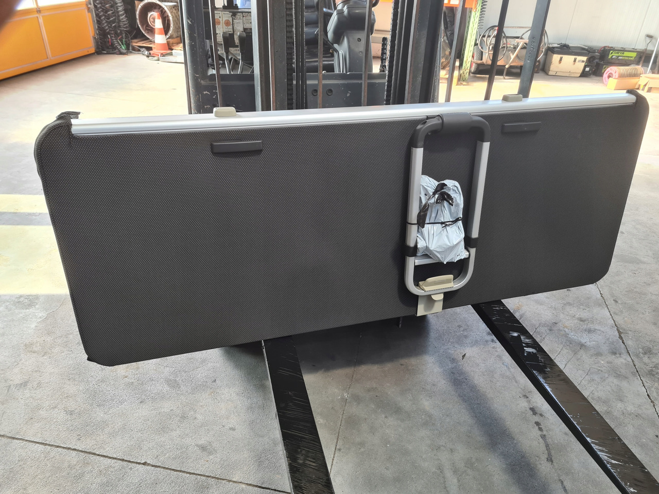 VOLVO ŁÓŻKO KOMPLETNE GÓRNE LEŻANKA MOCOWANIA - Siège pour Camion: photos 5 VOLVO ŁÓŻKO KOMPLETNE GÓRNE LEŻANKA MOCOWANIA - Siège pour Camion: photos 5