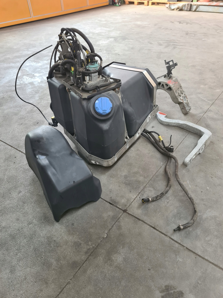 VOLVO ZBIORNIK POMPA WIĄZKA ADBLUE KOMPLET RENAULT GAMA T VOLVO FH 4 FM 4 - AdBlue réservoir: photos 1 VOLVO ZBIORNIK POMPA WIĄZKA ADBLUE KOMPLET RENAULT GAMA T VOLVO FH 4 FM 4 - AdBlue réservoir: photos 1