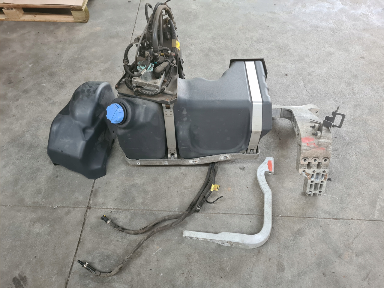 VOLVO ZBIORNIK POMPA WIĄZKA ADBLUE KOMPLET RENAULT GAMA T VOLVO FH 4 FM 4 - AdBlue réservoir: photos 2 VOLVO ZBIORNIK POMPA WIĄZKA ADBLUE KOMPLET RENAULT GAMA T VOLVO FH 4 FM 4 - AdBlue réservoir: photos 2