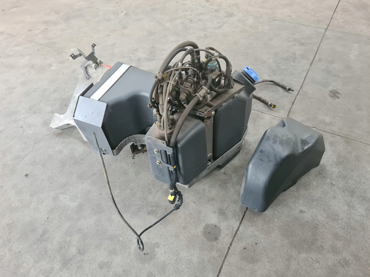 VOLVO ZBIORNIK POMPA WIĄZKA ADBLUE KOMPLET RENAULT GAMA T VOLVO FH 4 FM 4 - AdBlue réservoir: photos 4 VOLVO ZBIORNIK POMPA WIĄZKA ADBLUE KOMPLET RENAULT GAMA T VOLVO FH 4 FM 4 - AdBlue réservoir: photos 4