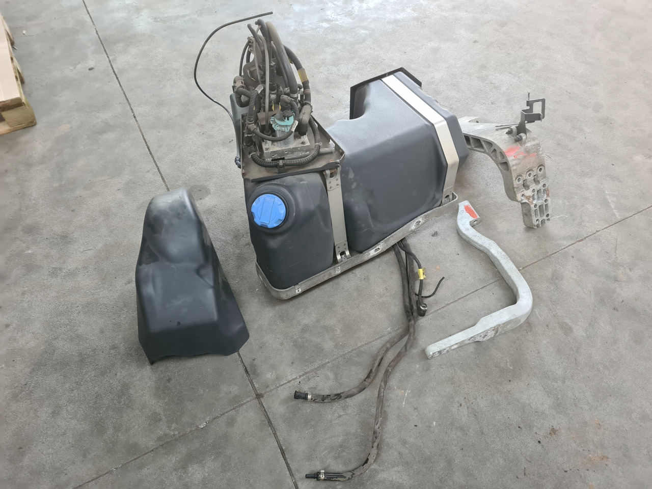 VOLVO ZBIORNIK POMPA WIĄZKA ADBLUE KOMPLET RENAULT GAMA T VOLVO FH 4 FM 4 - AdBlue réservoir: photos 3 VOLVO ZBIORNIK POMPA WIĄZKA ADBLUE KOMPLET RENAULT GAMA T VOLVO FH 4 FM 4 - AdBlue réservoir: photos 3