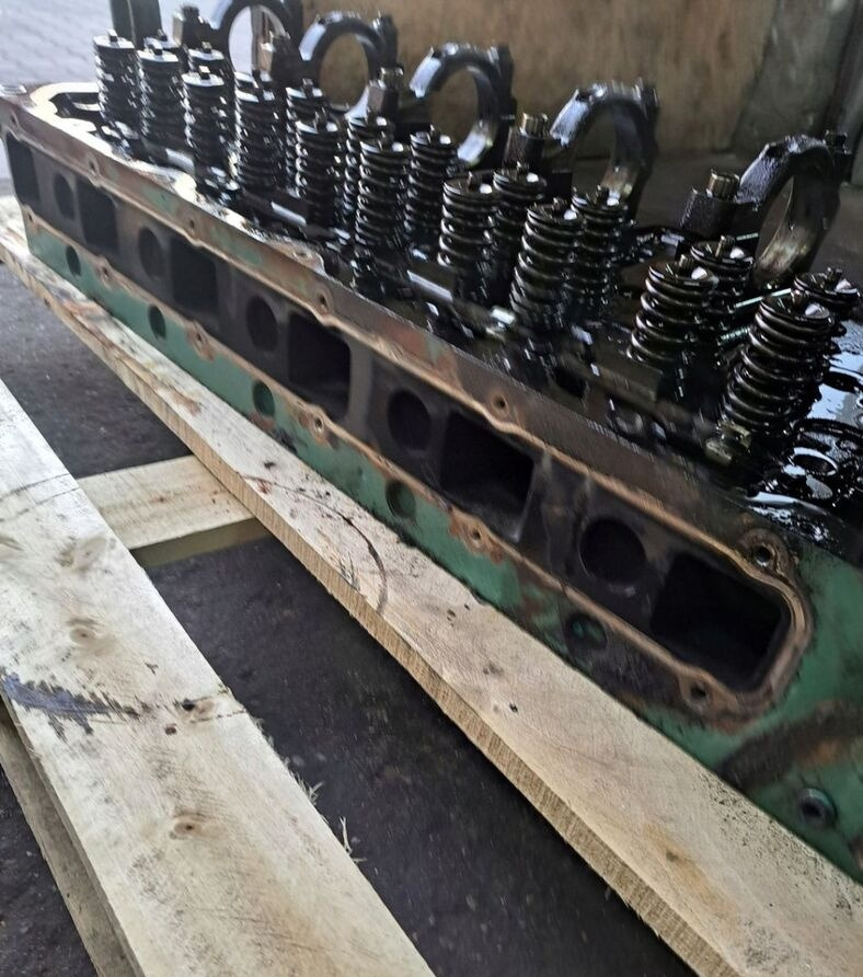 Volvo GŁOWICA SILNIKA ZAWORAMI FM 9 D9 D11C 20464480 - Culasse pour Camion: photos 3 Volvo GŁOWICA SILNIKA ZAWORAMI FM 9 D9 D11C 20464480 - Culasse pour Camion: photos 3