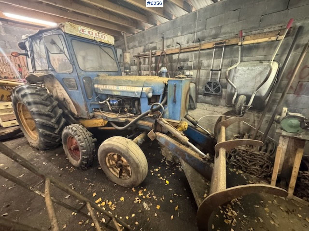 1968 Ford 5000 w/ digger, front cutter and 3 buckets! - Tracteur agricole: photos 2 1968 Ford 5000 w/ digger, front cutter and 3 buckets! - Tracteur agricole: photos 2