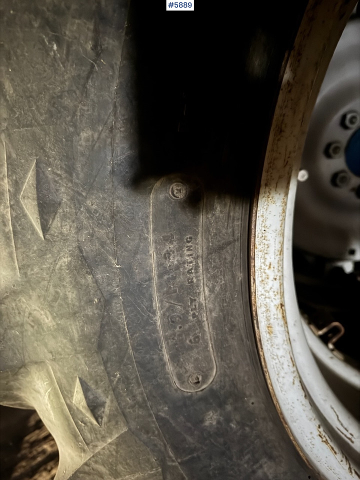 Tracteur agricole 1975 Ford 5000 w/ Twin Wheels: photos 18