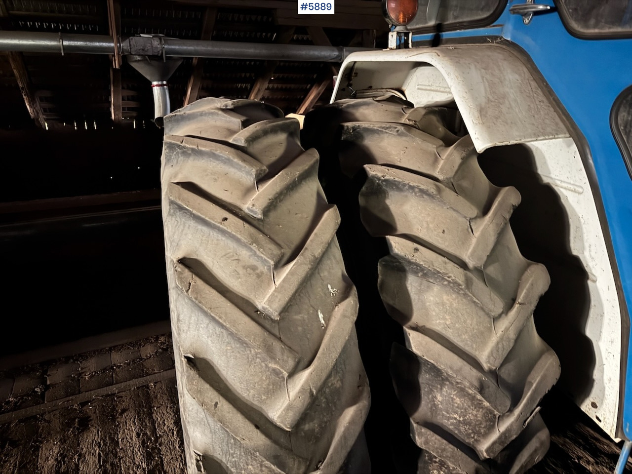 Tracteur agricole 1975 Ford 5000 w/ Twin Wheels: photos 11