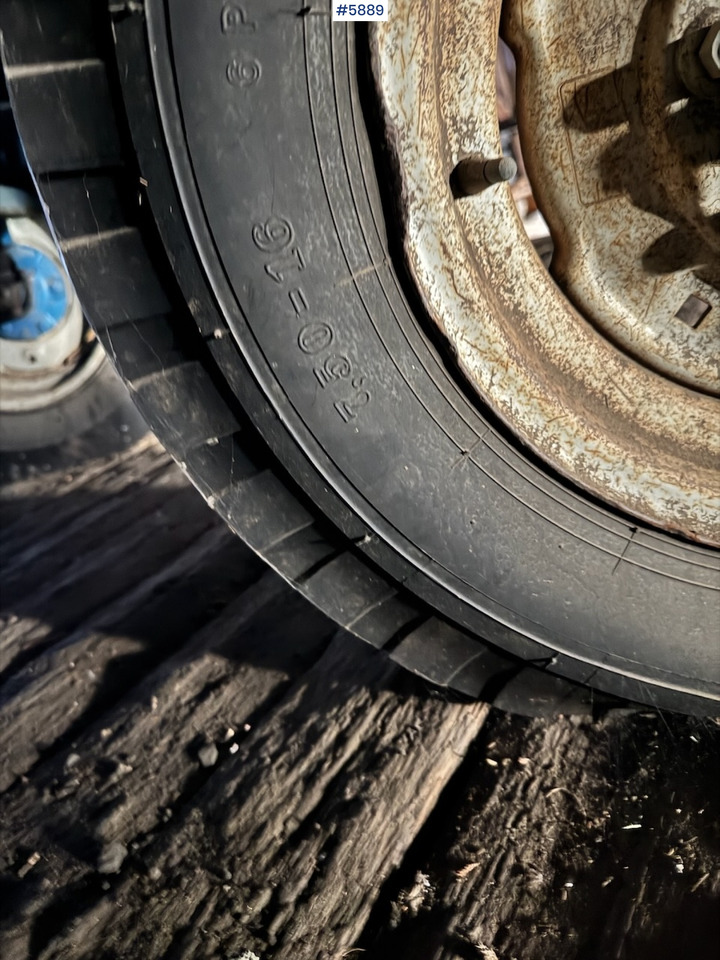 Tracteur agricole 1975 Ford 5000 w/ Twin Wheels: photos 10