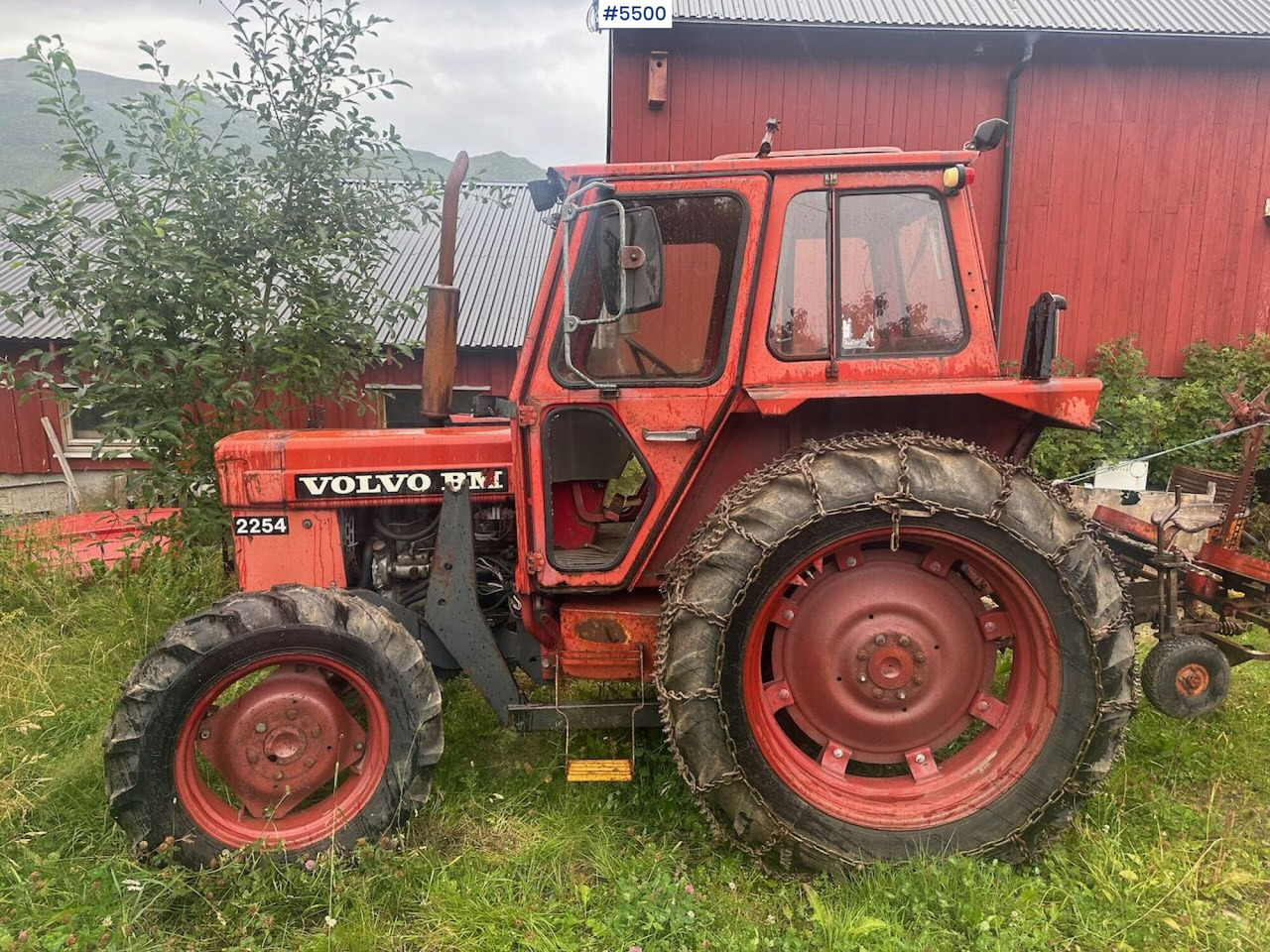 1979 Volvo BM 2254 tractor with front loader and chains. SEE VIDEO. - Tracteur agricole: photos 1 1979 Volvo BM 2254 tractor with front loader and chains. SEE VIDEO. - Tracteur agricole: photos 1