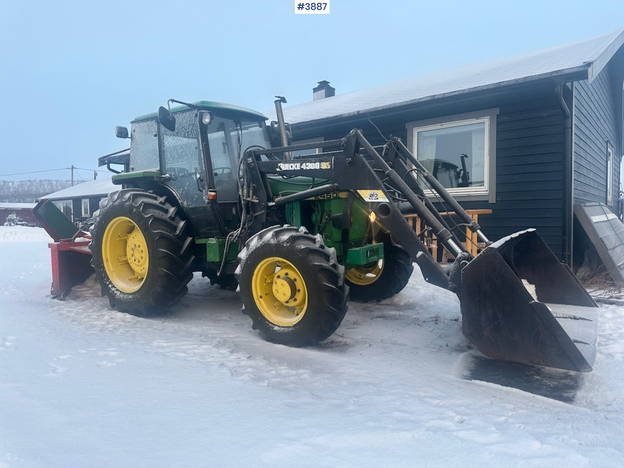 1987 John Deere Power Synchron 2450 4x4 w/ Quicke 4300 front loader, snow blower and gravel bucket. WATCH VIDEO. - Tracteur agricole: photos 1 1987 John Deere Power Synchron 2450 4x4 w/ Quicke 4300 front loader, snow blower and gravel bucket. WATCH VIDEO. - Tracteur agricole: photos 1