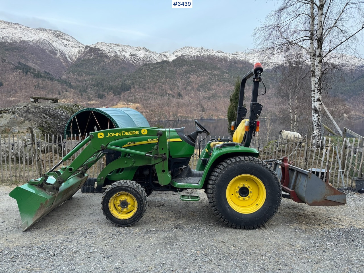 2008 John Deere 3720 w/front loader and bucket - Tracteur agricole: photos 1 2008 John Deere 3720 w/front loader and bucket - Tracteur agricole: photos 1