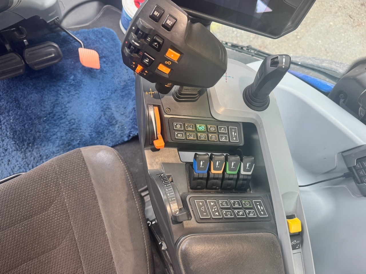 Tracteur agricole 2022 Valtra N175 4x4 w/ Front loader, Hydraulics, Bucket and Pallet forks. Overhauled.: photos 7