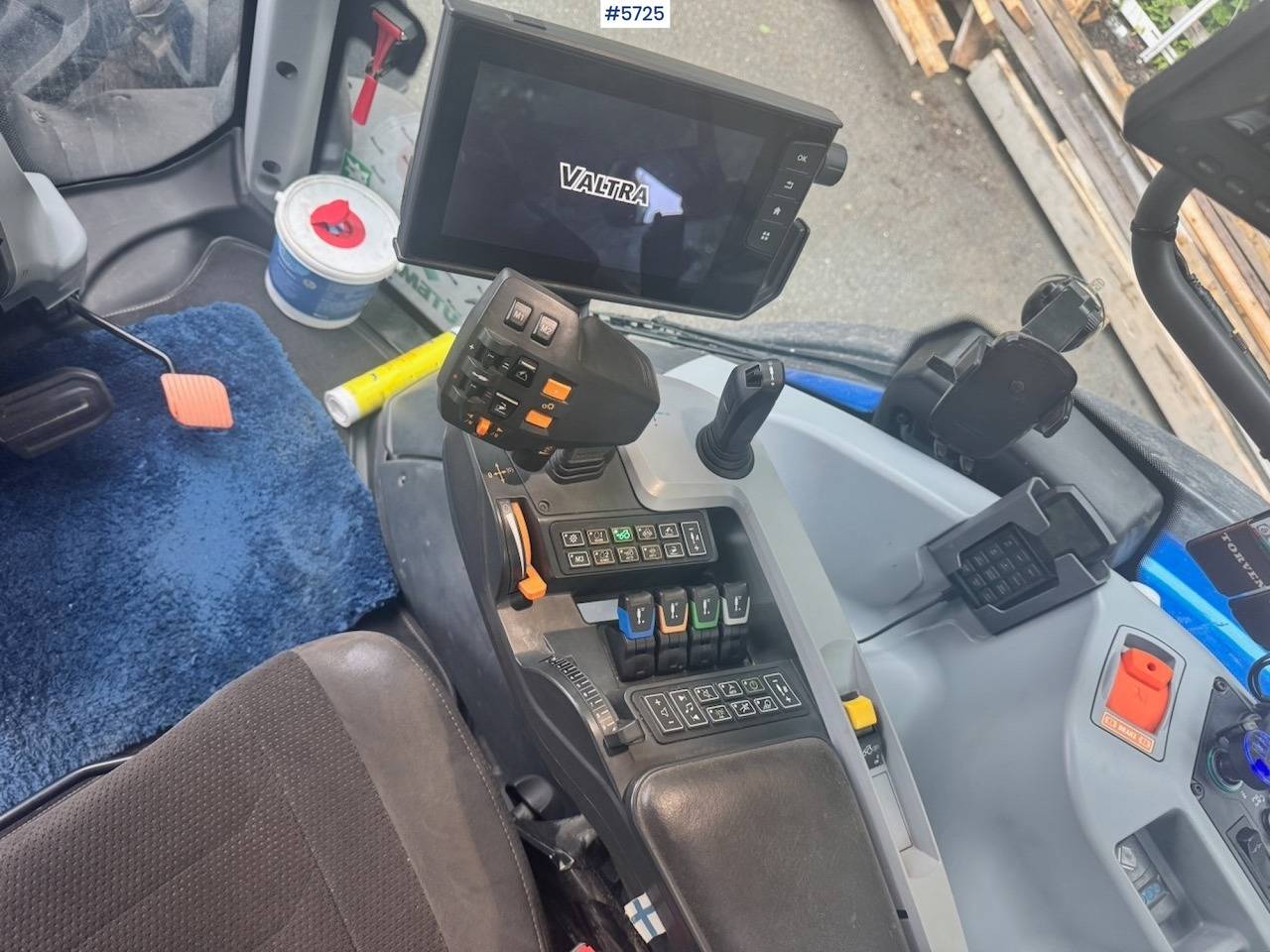 Tracteur agricole 2022 Valtra N175 4x4 w/ Front loader, Hydraulics, Bucket and Pallet forks. Overhauled.: photos 6