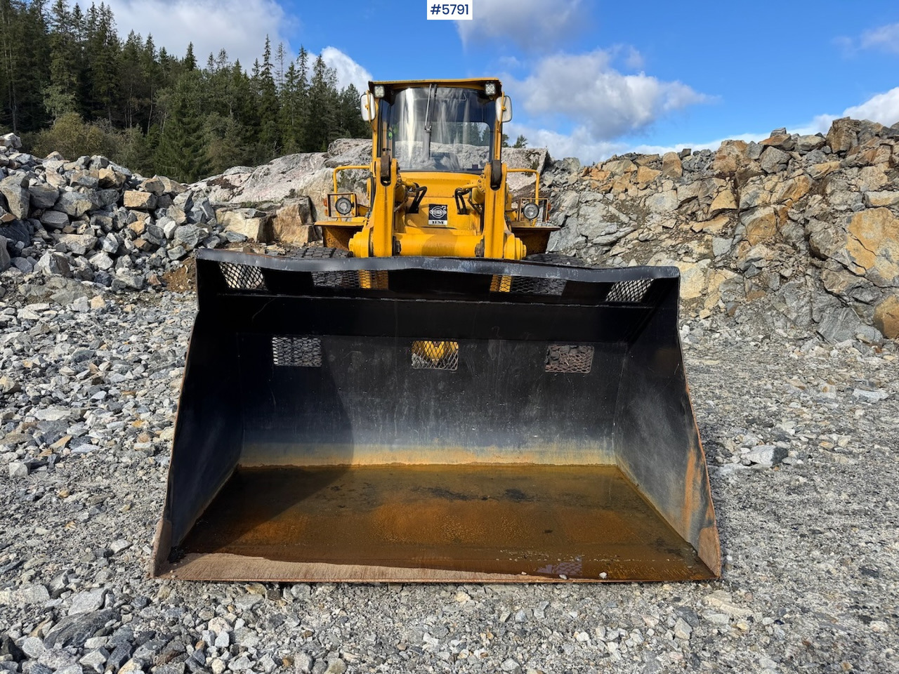 Volvo LM 1240 w/ bucket and pallet forks with claw. - Chargeuse sur pneus: photos 3 Volvo LM 1240 w/ bucket and pallet forks with claw. - Chargeuse sur pneus: photos 3