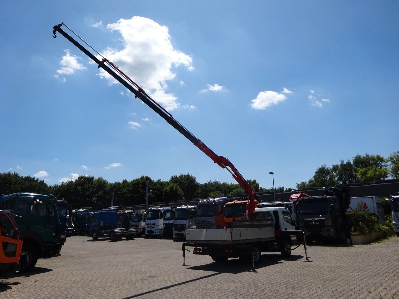 Mitsubishi Fuso Canter 7C18 + Ferrari F571 Kran - Utilitaire plateau: photos 4 Mitsubishi Fuso Canter 7C18 + Ferrari F571 Kran - Utilitaire plateau: photos 4