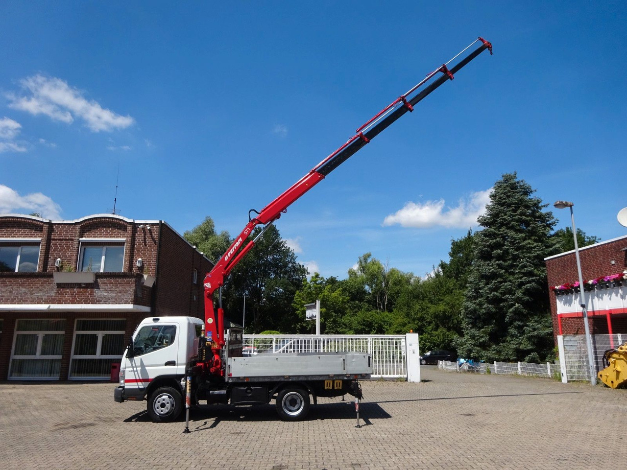 Mitsubishi Fuso Canter 7C18 + Ferrari F571 Kran - Utilitaire plateau: photos 1 Mitsubishi Fuso Canter 7C18 + Ferrari F571 Kran - Utilitaire plateau: photos 1